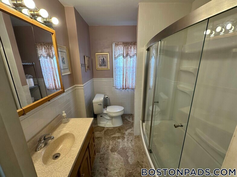 Building Photo - 17 Holman St