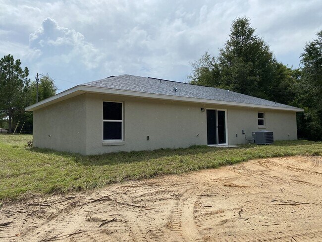 Building Photo - Desirable SE Ocala Neighborhood 3/2/1 **WON"T LAST**