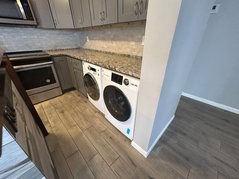 Building Photo - Stunning 2/2 condo