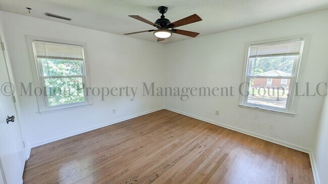 Building Photo - 2400 Lawrence Dr
