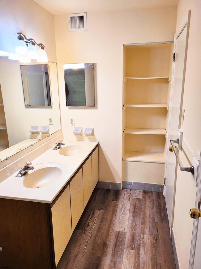 Building Photo - 4951 Rosebay Pl