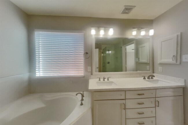 Building Photo - 3631 Royal Royce Dr