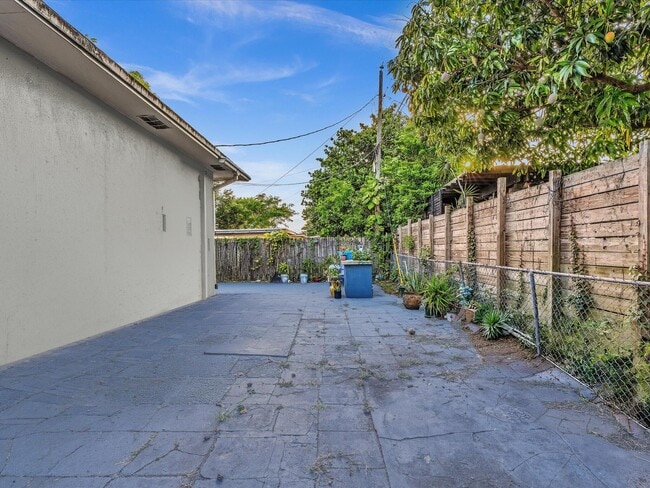 Building Photo - 700 SW 5th Ct