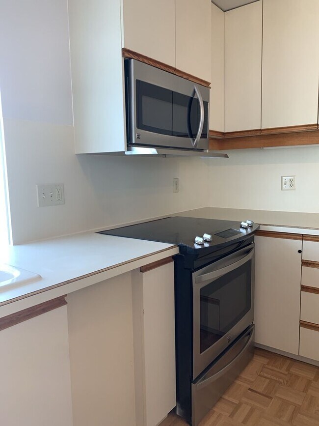 Building Photo - Must See Condo With A Phenomenal View!! $500 move in credit