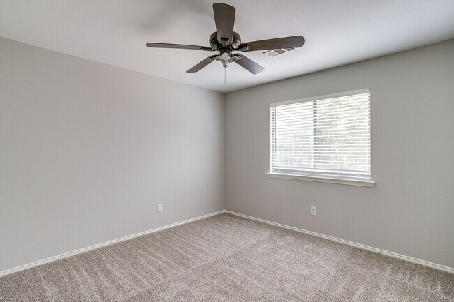 Building Photo - 2875 Grandview Dr