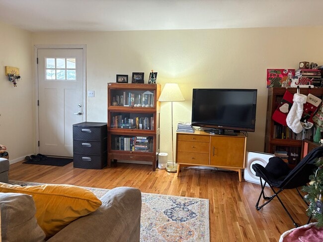 Building Photo - 3 Bed 1 Bath Home W/Large Backyard Walking Distance To Everything.