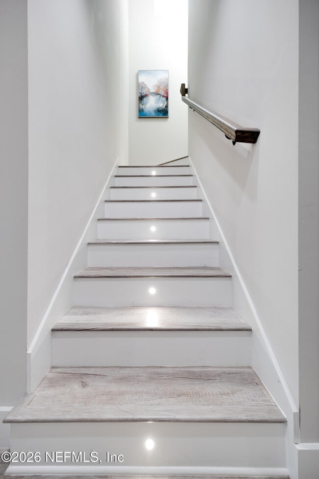 Building Photo - 817 7th Ave N