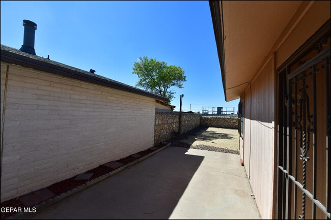 Building Photo - 2629 Lake Victoria Dr