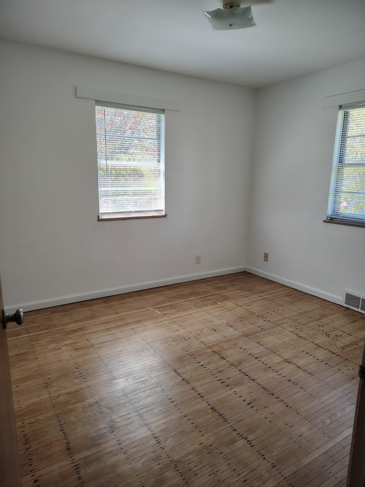 Building Photo - 1651 W 57th St