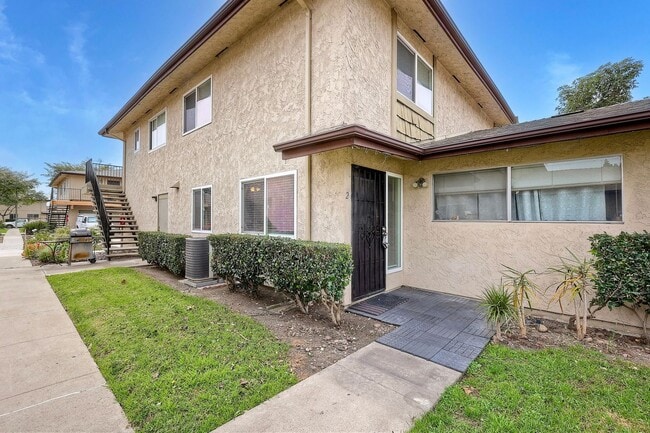 Building Photo - Santee Townhome Two Weeks FREE  2/1 Prime Location