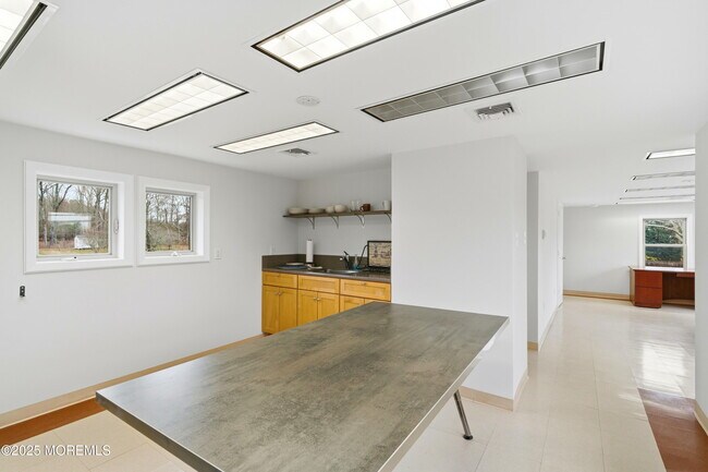 Building Photo - 400 S Main St