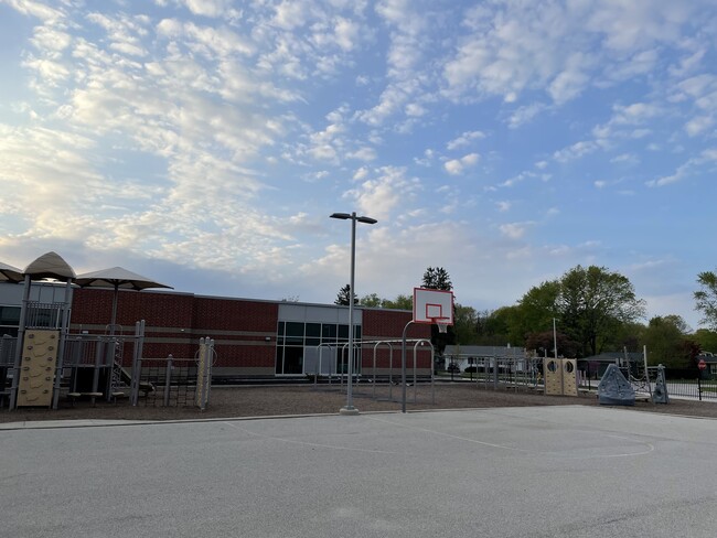 Building Photo - 140 Seneca Ln