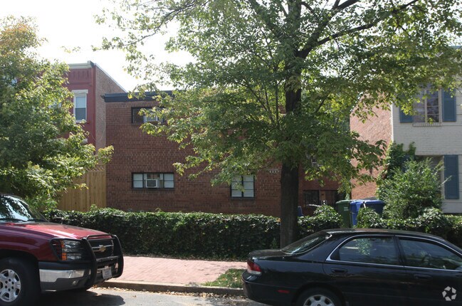 Building Photo - 422 6th St NE