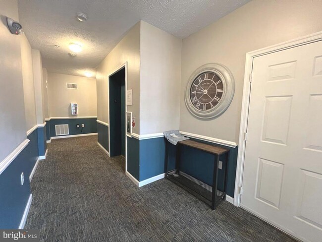 Building Photo - Beautiful 2 bedroom 2 baths condo in the gated community of Chestnut Point.