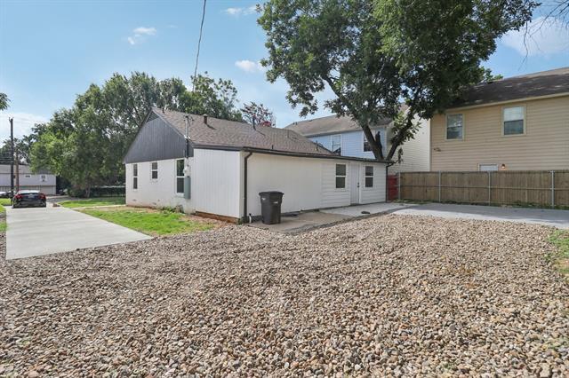 Building Photo - 1105 N Sylvania Ave