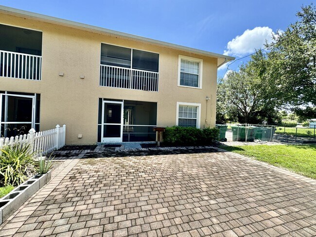 Building Photo - 2153 Sunshine Blvd