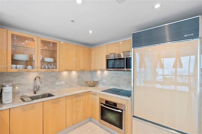 Building Photo - 6899 Collins Ave