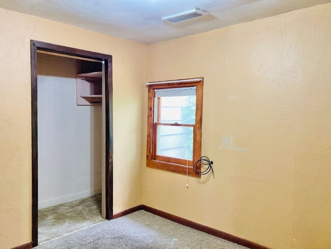 Building Photo - 3 bed 1 bath, garage, quiet street