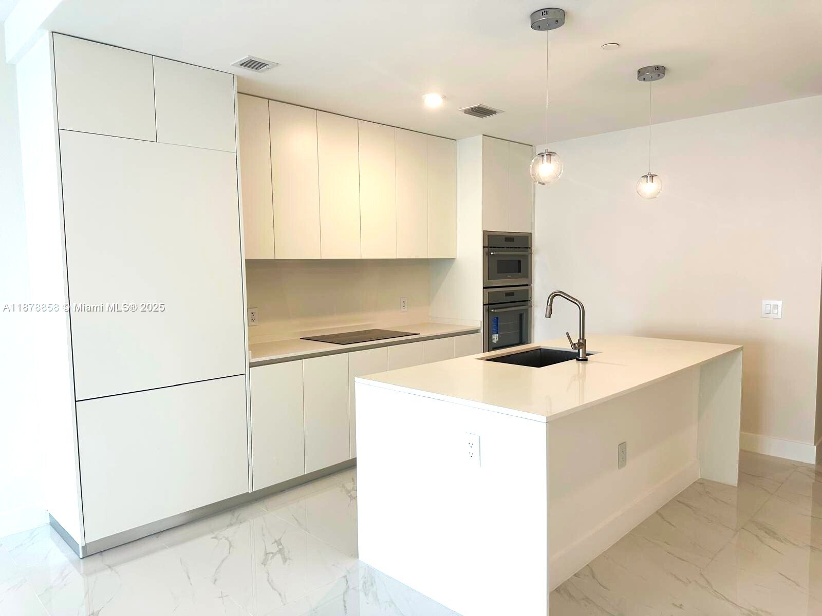 Building Photo - 700 NE 24th St