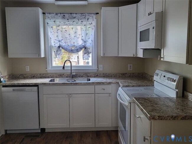 Building Photo - 206 Spring Dr