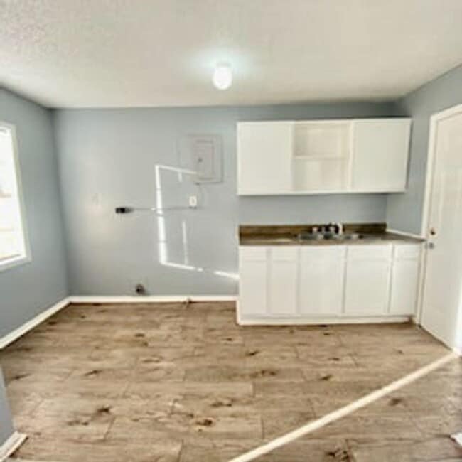 Building Photo - $0 First Month's Rent / $0 Deposit at Move-in