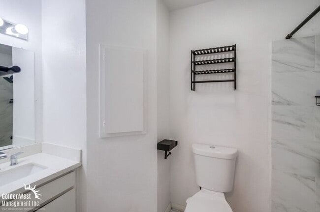 Building Photo - Updated 2Bdm 2Ba Condo in Windsor Chalet C...