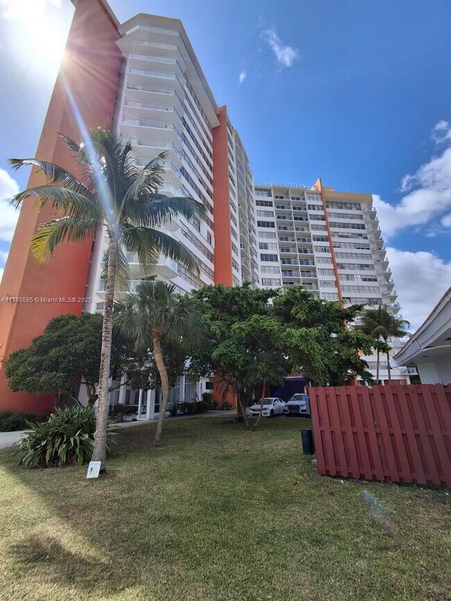 Building Photo - 1351 NE Miami Gardens Dr