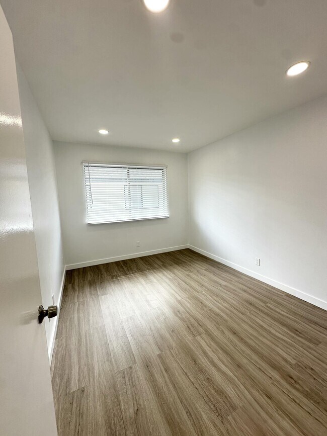 Building Photo - 102 E Tiffany Dr