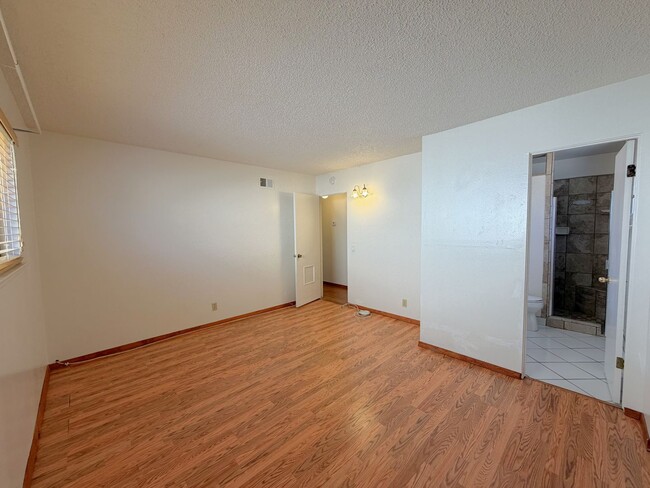 Building Photo - Desirable South East Three Bedroom Home