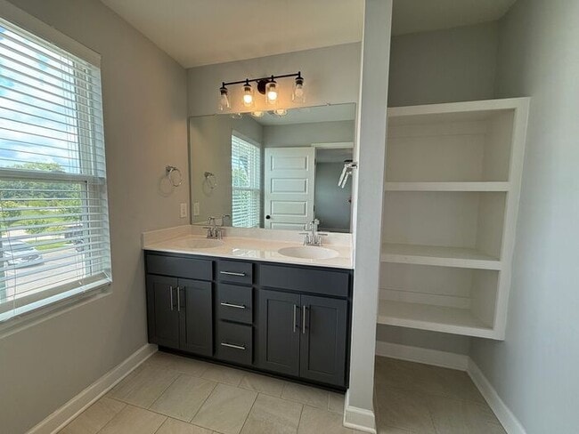 Building Photo - FOR RENT - Beautiful Townhome in Henderson...