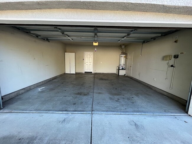 Building Photo - 4 Bed | 2 Bath | 1659SF | Tenant Pays $195...