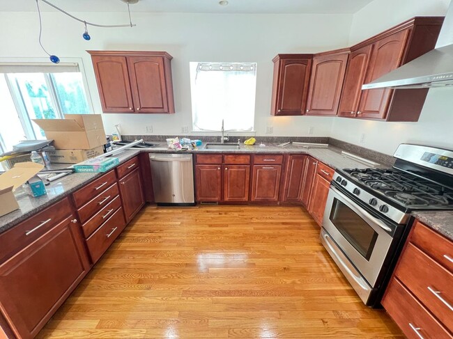 Building Photo - 141 Grovers Ave