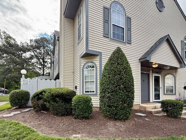 Building Photo - Bright and spacious 2 bed, 2.5 bath condo in the heart of Virginia Beach!