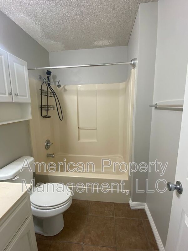 Building Photo - 1132 N Hickory Dr