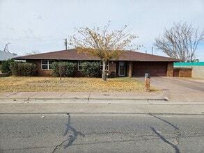Building Photo - Beautiful 4 Bedroom / 2 Bath Large Home with Refrigerated Air