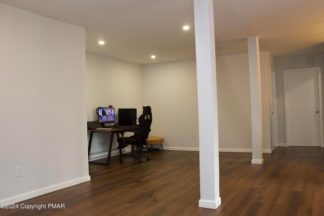Building Photo - 1044 Knollwood Dr