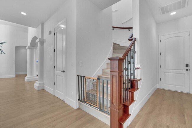 Building Photo - 1103 E Newhall Dr