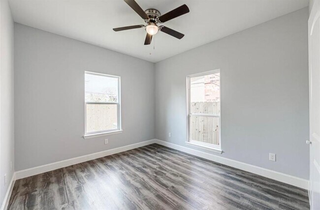 Building Photo - 8204 Moon Beam St