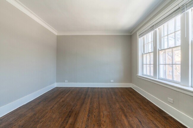 Building Photo - 7418 N Damen Ave