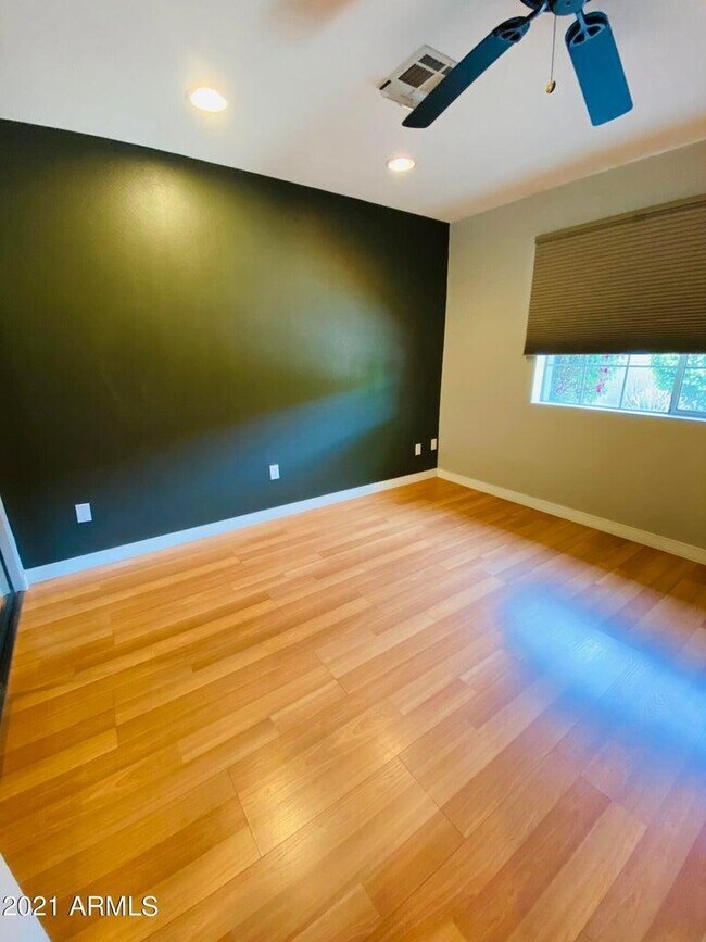 Building Photo - 1850 E Maryland Ave