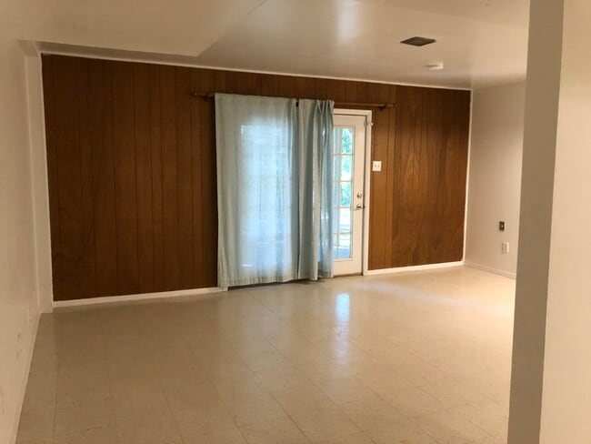 Building Photo - 206 Oleander Rd