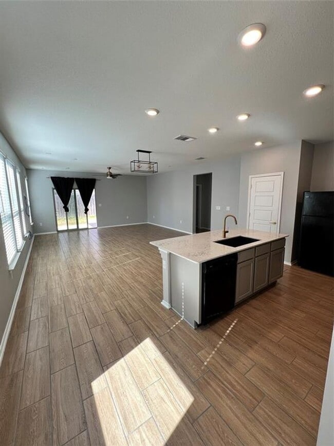 Building Photo - Del Valle Sundance Crossing / 4 bedrooms, 2 baths, 1 story home / Like New built 2021 / Refrigera...