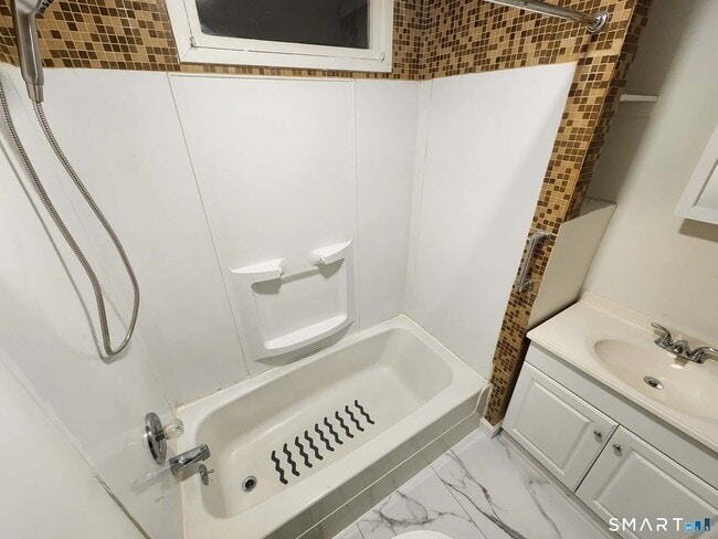 Building Photo - 143 Curtis St