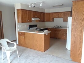 Building Photo - 704 S Starr Ave