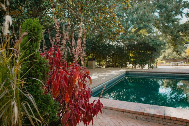 Building Photo - 946 Magnolia St SE