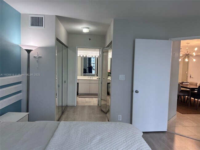 Building Photo - 3600 Mystic Pointe Dr