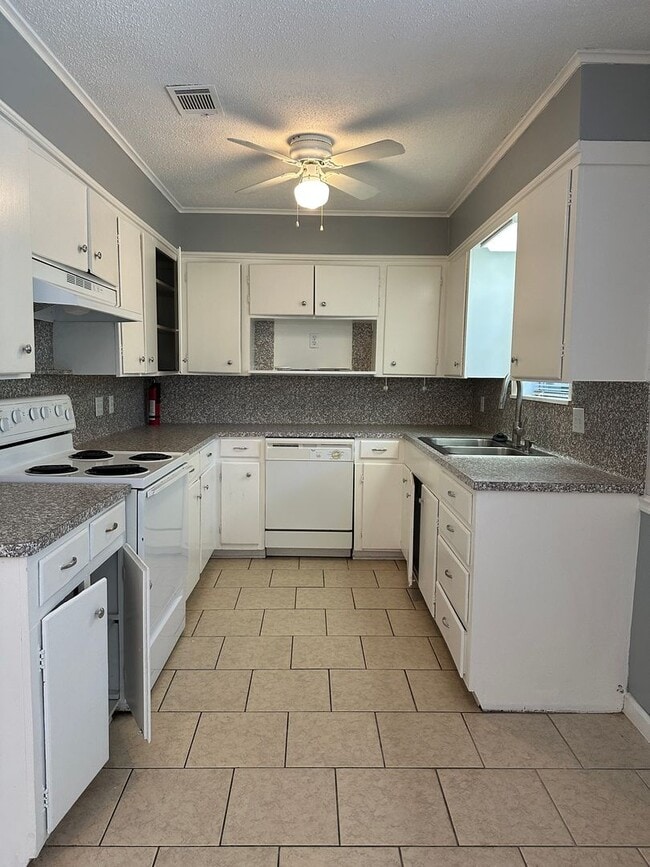 Building Photo - 422 Hardee Dr