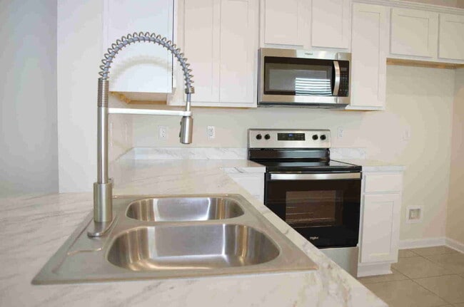 Building Photo - Stunning 3-Bedroom Townhome for Rent in Ba...