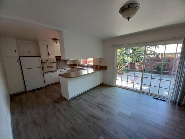 Building Photo - 94-98 Amherst Av.