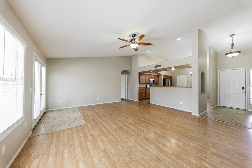 Building Photo - 743 W Sherri Dr